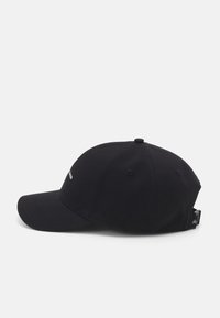 Svart baseballcaps med buet skygge, laget av bomull. Har broderte tekster på forsiden og en aksentlapp på siden.