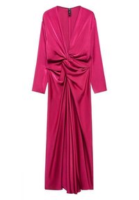 Abito in satin rosa profondo a maniche lunghe con scollatura a V, caratterizzato da un intricato design a nodo torcigliato in vita e morbide drappeggi sul davanti.