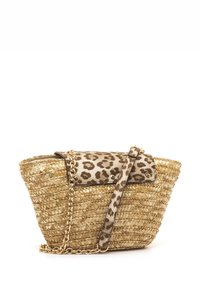 Borsa intrecciata in paglia con patta a stampa leopardata, tracolla a catena dorata e forma strutturata. Texture morbida con una palette di colori naturali.