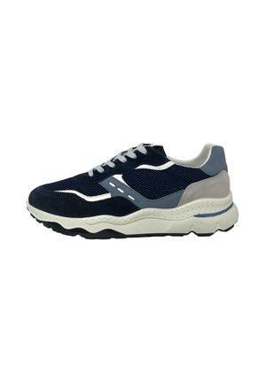 Sneaker atletica da uomo con mesh blu navy, suede nero, accenti grigi e beige, lacci bianchi e suola spessa bianca e texturizzata.