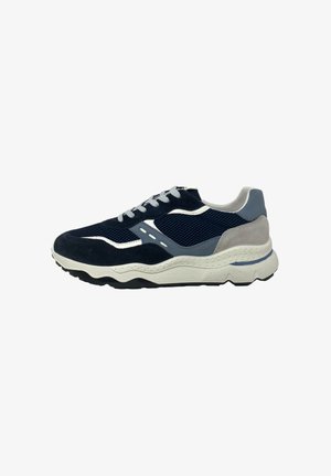Sneaker atletica da uomo con mesh blu navy, suede nero, accenti grigi e beige, lacci bianchi e suola spessa bianca e texturizzata.