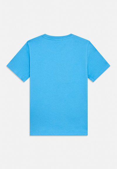 Tricou simplu cu mânecă scurtă de culoare albastru deschis, văzut din spate pe un fundal alb.