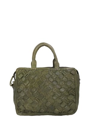 Grüne Ledertasche mit geflochtenem Vorderteil, zwei kurzen Griffen und Reißverschluss, vor weißem Hintergrund gezeigt.