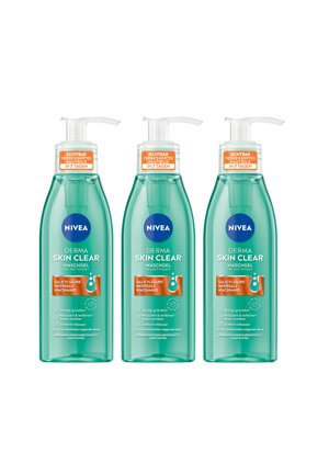 Drei Flaschen des NIVEA Derma Skin Clear Gesichtswaschgels, mit einem transparent grünen Kunststoffkörper, Pumpverschluss und klarer Produktkennzeichnung in Orange und Blau.