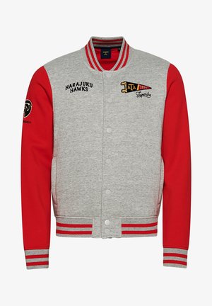 Veste universitaire grise et rouge avec boutons sur le devant, texte "Harajuku Hawks", un fanion brodé et des écussons logo sur les manches.
