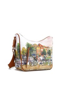 Borsa crossbody in stile hobo con una stampa di una scena ciclistica, bordi in finta pelle color seppia, chiusura con zip e tracolla regolabile. Design colorato e strutturato.