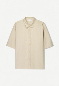 Beżowa koszula z krótkim rękawem, wykonana z lekkiego materiału, z zapięciem na guziki i klasycznym kołnierzykiem. Prosty krój, bez wzorów.