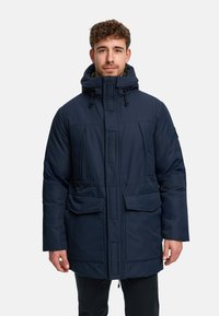 Marineblaue gesteppte Parka-Jacke mit Kapuze, zwei Fronttaschen, tailliertem Schnitt und Reißverschluss. Glatte Textur, strapazierfähiges Material.