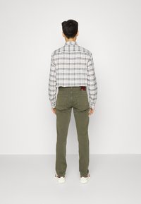 Tommy Hilfiger DENTON COLOR - Calças de ganga de perna direita - countryside khaki