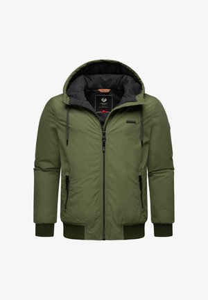 Chaqueta acolchada de color verde oliva con cierre delantero, capucha ajustable y puños acanalados; cuenta con dos bolsillos laterales y un forro interior gris.