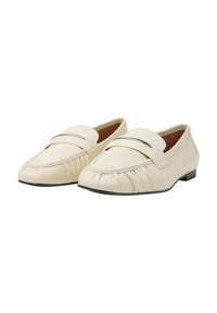 Beige läder loafers med veckade detaljer, ett accentband och en platt sula. Designen är minimalistisk med en slät yta.