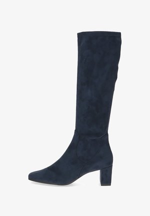 Stivali in suede blu scuro fino al ginocchio, con punta affusolata e tacco a blocco, caratterizzati da una texture liscia e un design minimalista.