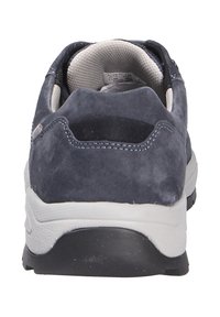 Sneakers da uomo in suede blu navy con una morbida fodera in rete grigia, collare imbottito e suola in gomma bianca. Retro rinforzato per un supporto migliorato.
