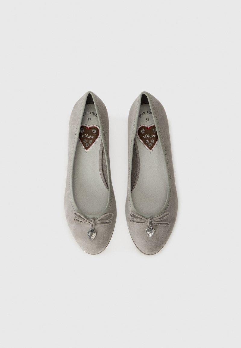 Bailarinas de ante gris con punta redonda, detalle de lazo en la parte delantera y un charm en forma de corazón. Contienen una plantilla de espuma suave para mayor comodidad. Talla 37.