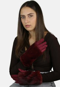 Guanti color bordeaux con dettagli in pelliccia soffice ai polsini, progettati con una forma elegante e aderente e una finitura tessile liscia.