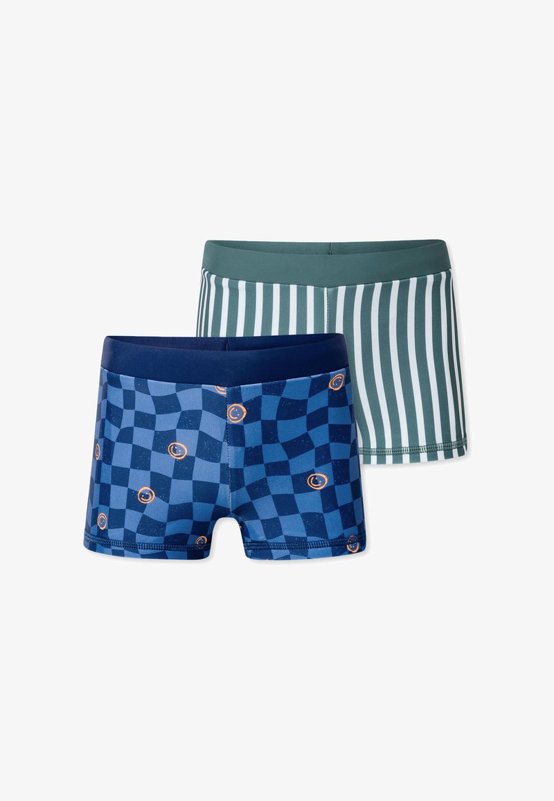 Zwei Paar Badeshorts: ein blaues mit kariertem Muster und orangefarbenen Akzenten, das andere grün mit vertikalen weißen Streifen.