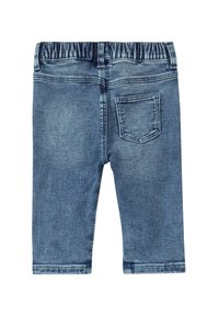 Shorts en denim bleu avec une taille élastique, un design à cinq poches et une texture douce. Présentent des zones délavées pour un look usé.