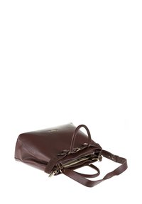 Sac à main en cuir marron foncé avec des poignées supérieures, une bandoulière réglable et une fermeture éclair partiellement ouverte révélant une doublure intérieure beige.