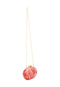 Borsa a mano con corpo in resina rosa marmorizzata, tracolla in catena dorata e forma arrotondata con chiusura a scatto e dettaglio decorativo a sfera.