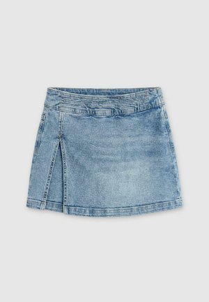 Minifalda de mezclilla azul claro con abertura en el lado izquierdo delantero y cinturilla con costuras, colocada plana sobre un fondo neutro.