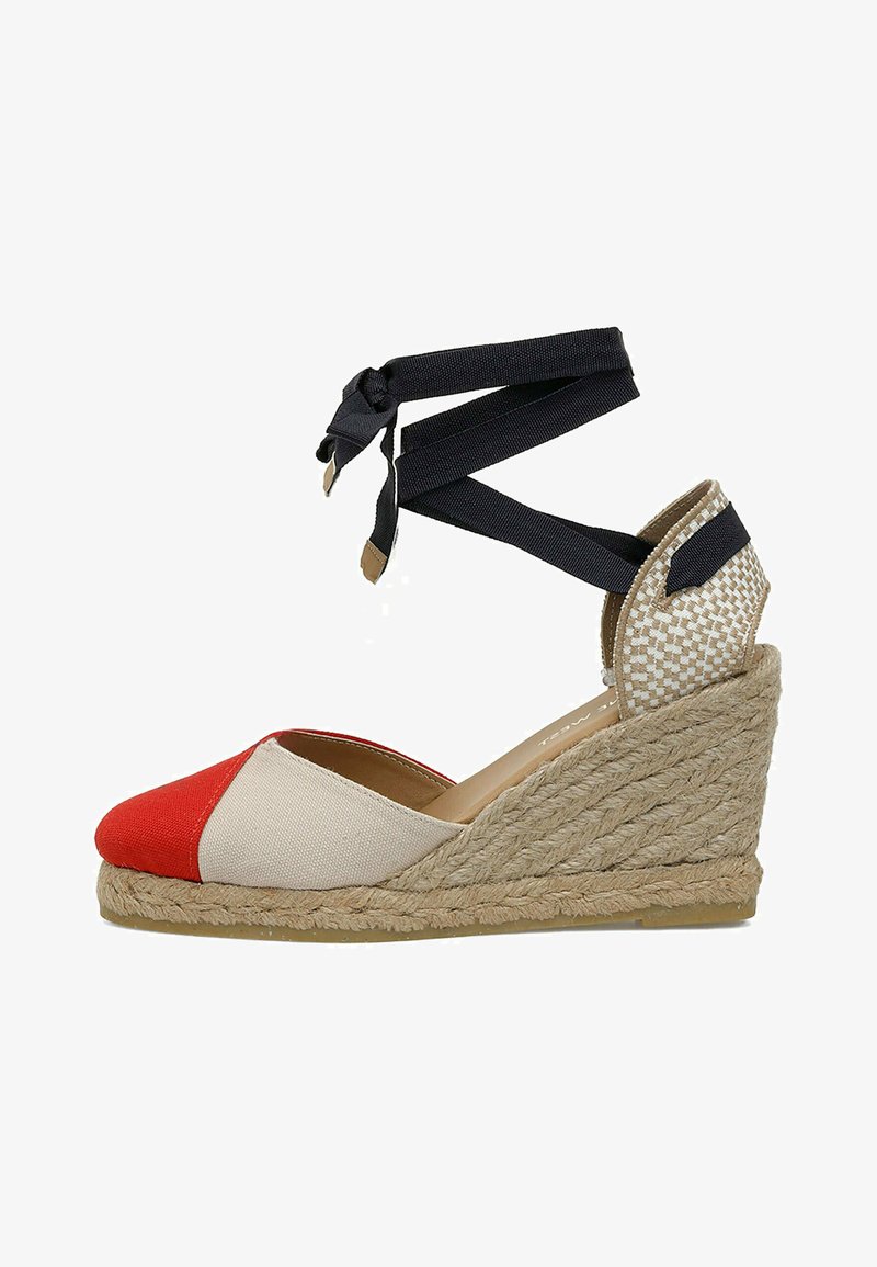 Punane ühelöökne espadrill beezist kangast. Omab jute köitest põhi ja mustast kangast pahkluu sidumise rihmasid. Tekstuuriga aktsendid kandade juures.