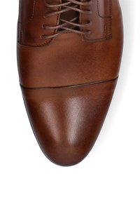 Brązowe skórzane buty eleganckie z gładkim wykończeniem, o okrągłym nosku i sznurowanej konstrukcji. Charakteryzują się subtelnym przeszyciem i eleganckim, wypolerowanym wyglądem.