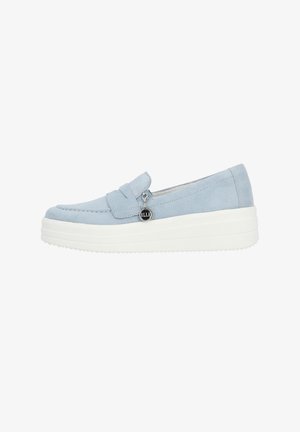 Mocassin en suède bleu clair avec une semelle plateforme blanche. Présente une sangle décorative et un petit pendentif en accent. Texture lisse.