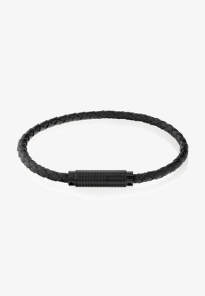 Bracelet en cuir tressé noir avec une fermeture magnétique cylindrique texturée gravée du logo Calvin Klein.