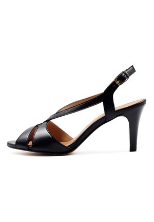 Sort læder åben tå slingback hæl med mellemhøj, tilspidset hæl og spænde, vist i sideprofil på hvid baggrund.