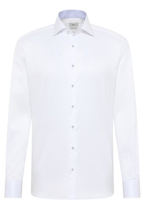 Hvid langærmet skjorte lavet af glat stof, med klassisk krave, syv knapper foran og kontraststribet indre krave.