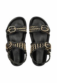 Černé a hnědé tkané sandály se dvěma přezkami, hladké černé podrážky a plochý design. Dekorativní tkaný vzor na pásech.