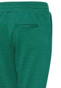 Zielone w kratkę spodnie z teksturowanej tkaniny, elastycznym pasem i małą tylną kieszenią. Wzór łączy ciemną zieleń z czarnymi akcentami.
