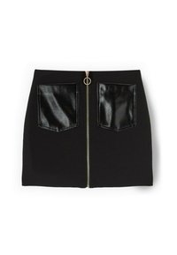 Falda negra con cremallera frontal y bolsillos de parche de cuero sintético negro brillante. Cuenta con un tirador de cremallera redondo y un diseño ajustado. Textura de tela suave.