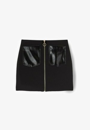 Schwarzer Rock mit Reißverschluss vorne, versehen mit glänzenden, schwarzen Kunstleder-Patch-Taschen. Besitzt einen runden Reißverschluss-Anhänger und ein figurnahes Design. Glatte Stofftextur.