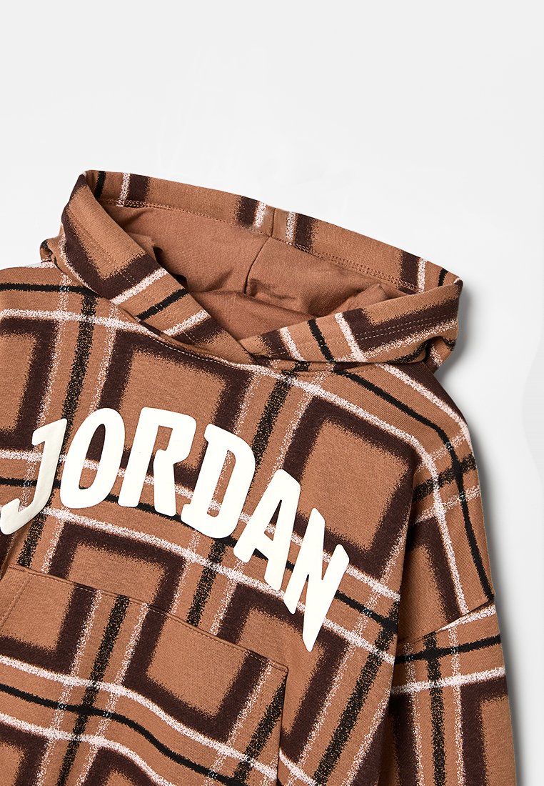 Brązowy, kraciasty hoodie z białym logo "JORDAN". Wykonany z miękkiego materiału, z kapturem na sznurki i przednią kieszenią. Charakterystyczny wzór w kratę.
