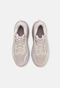 Baskets de sport légères en beige pâle et lavande, dotées d'une tige en mesh respirant, de fermetures à lacets et d'un détail de logo subtil.