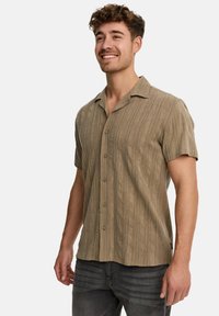 Korte mouw shirt van een gestructureerde, lichtbruine stof met een verticale streepjespatroon, met een knoopsluiting aan de voorkant en een ontspannen kraagontwerp.