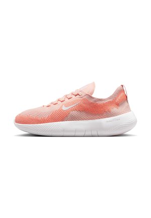 Jasnoróżowy i pomarańczowy dziany but do biegania Nike z białą podeszwą i małym białym logo Swoosh z boku.