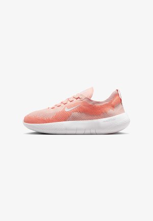 Chaussure de running Nike en maille rose clair et orange avec semelle blanche et petit logo Swoosh blanc sur le côté.
