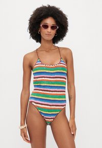 Mehrfarbiger gestreifter Badeanzug mit gestrickter Textur, dünnen Trägern und einem Rüschenausschnitt, hauptsächlich in Grün, Pink und Orange.