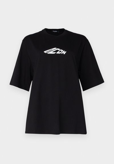 Sort bomulds-t-shirt med løs pasform, korte ærmer og rund halsudskæring, med et hvidt grafisk logo på forsiden. Glat tekstur, minimalistisk design.