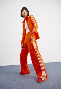 adidas Originals FIREBIRD LOOSE TRACK - Trainingsbroek - orange