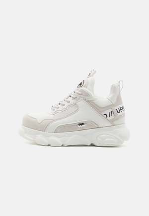 Weiße und hellbeige klobige Sneaker mit dicker, strukturierter Sohle, Mesh- und Lederdetails, Schnürung vorne und gebrandeter Fersenlasche.