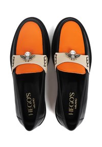 Pomarańczowe i czarne buty wsuwane z beżowym paskiem, z akcentem w postaci srebrnej pszczoły z perłą oraz gładką skórzaną teksturą.