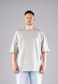 Unselected, grey