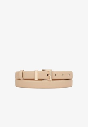 Ceinture en cuir beige au design fin, dotée d'une boucle en métal doré et de plusieurs trous de réglage pour une polyvalence de taille.