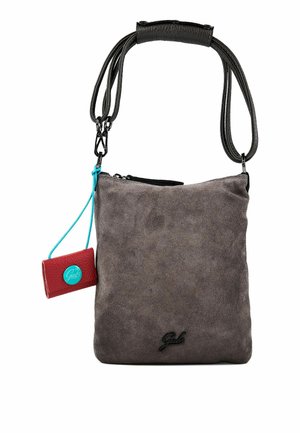 Graue Wildleder-Schultertasche mit schwarzem verstellbarem Riemen und kleinem rotem Lederbeutel mit blauem Kordelzug und rundem blauem Logo.