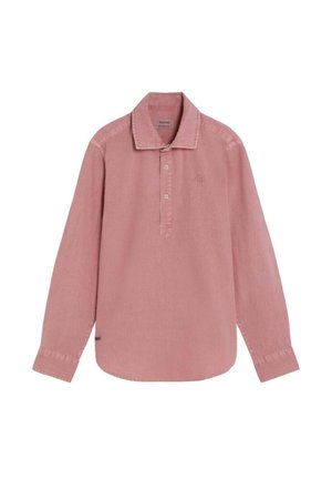 Camisa de mezclilla rosa de manga larga con cuello y tapeta de dos botones, con costuras sutiles y un pequeño logo bordado en el pecho.