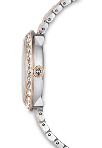 Sølv- og guldfarvet ur med en rund sag, krystaldekorationer, en tekstureret bezel og et fleksibelt metalarmbånd med vekslende led.