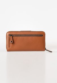Portafoglio in pelle marrone, finitura testurizzata, chiusura con zip e tasca esterna con zip. Forma rettangolare con profilo sottile.